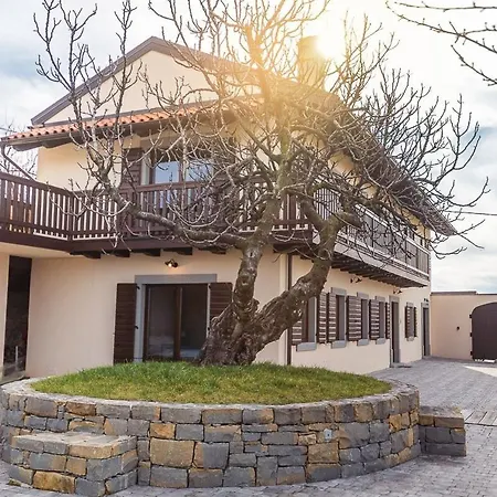 בית נופש Cherry Orchard House שמארטנו